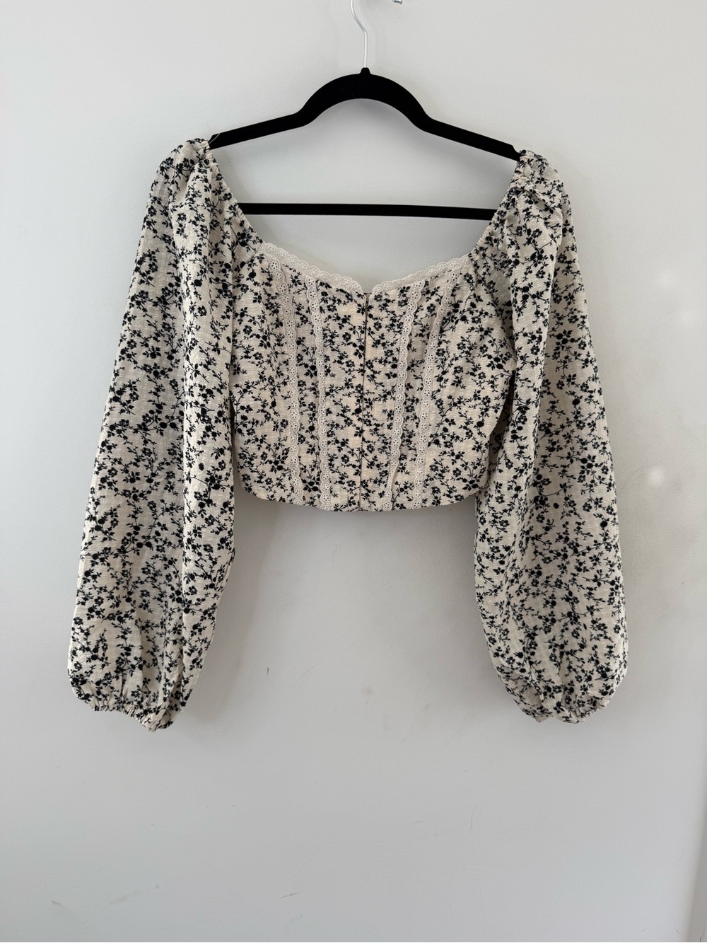 Altar’d State Ivory & Black Floral Corset Puff Sleeve Crop Top – Size S